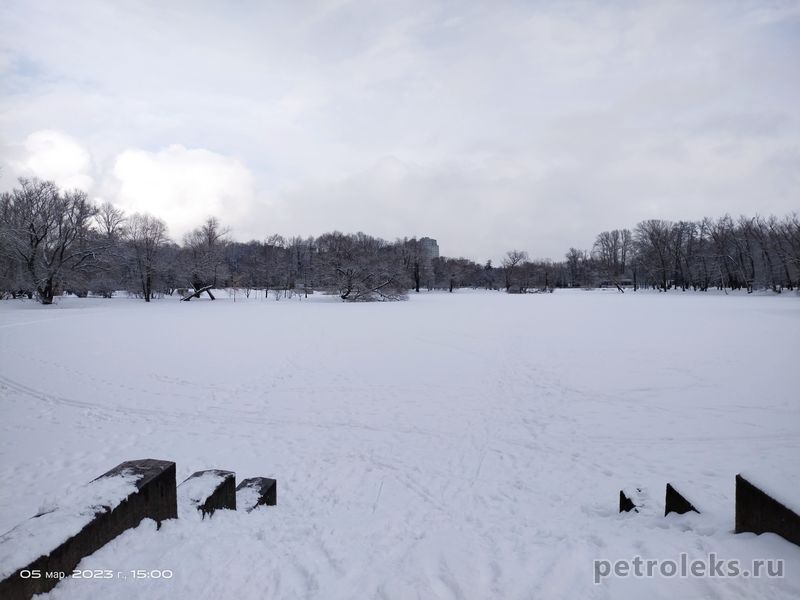 05.03.2023 - засыпанный снегом пруд в Московском парке Победы (СПб)