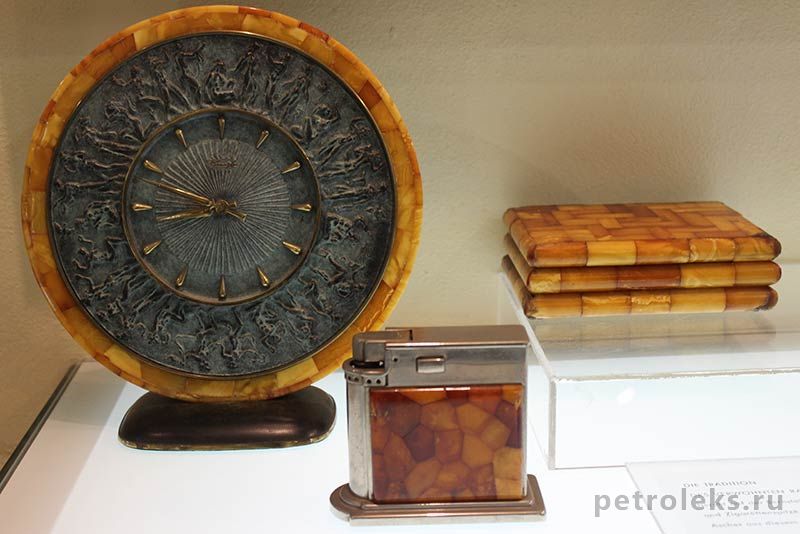 Часы и курительные принадлежности (Калининградский музей янтаря)