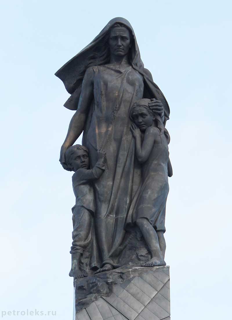 Мемориал в память о жертвах геноцида - скульптура Матери и детей