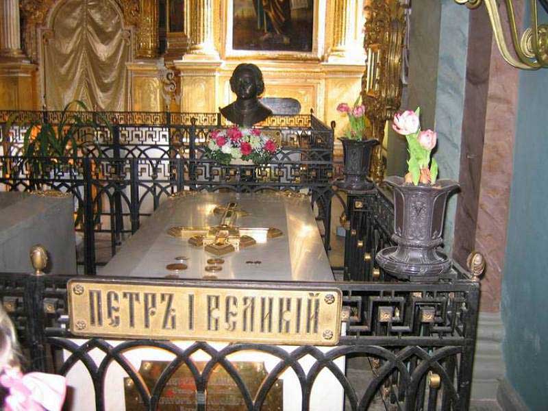 Гробница Петра Первого в Петропавловском соборе - фото 1