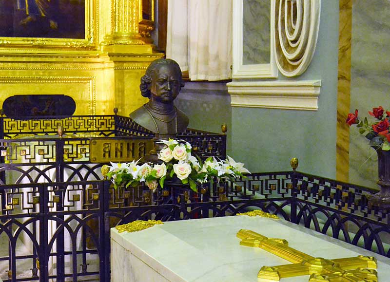 Гробница Петра Первого в Петропавловском соборе - фото 3